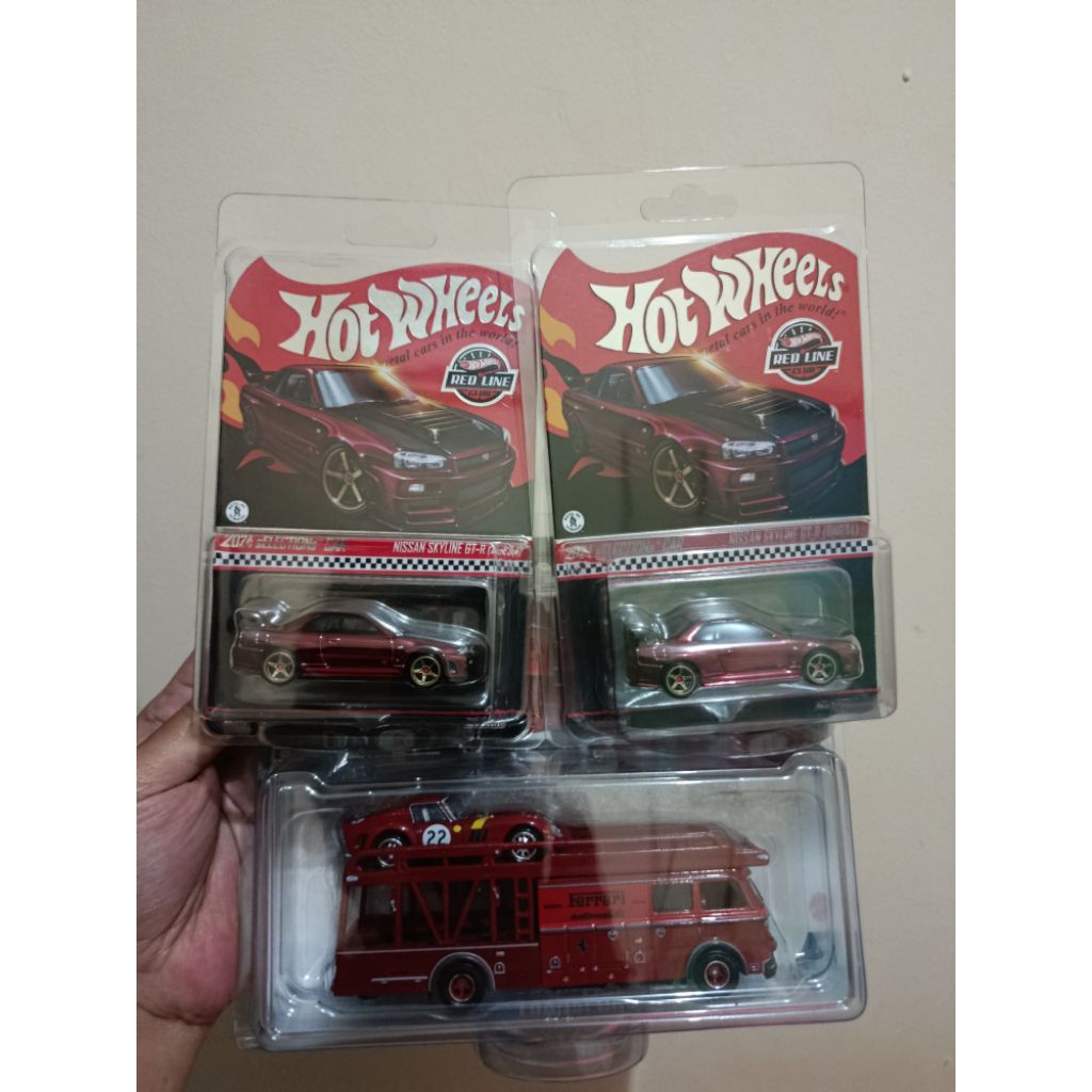 sepaket hot wheels r34 dan team transport ferrari