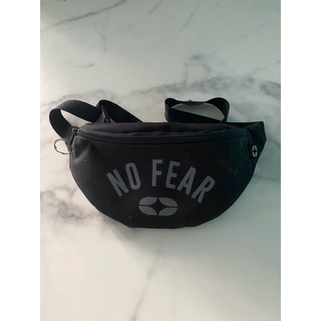 Tas selempang hitam tulisan NO FEAR