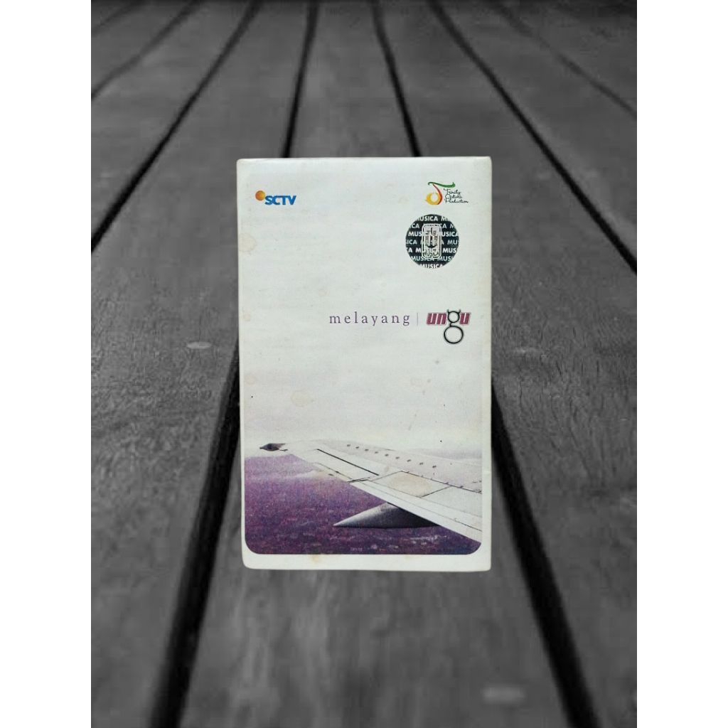 kaset pita ungu melayang