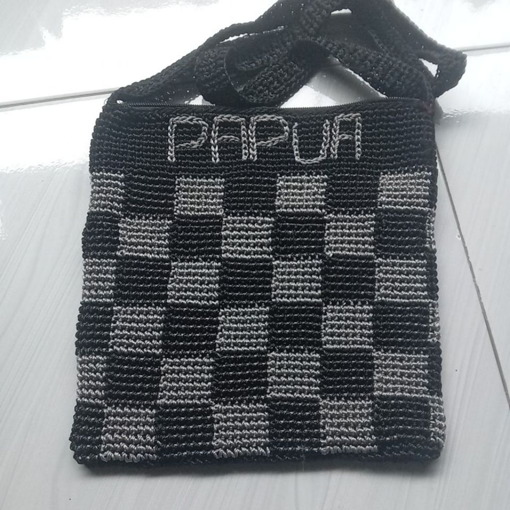Tas slempang rajut noken papua Hitam 25x25cm