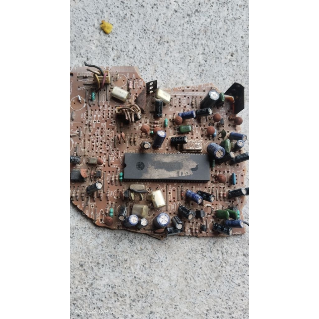 IC HBT 00-02G MASIH NEMPEL PCB KONDISI GAMBLING COCOK UNTUK SERVIS TV