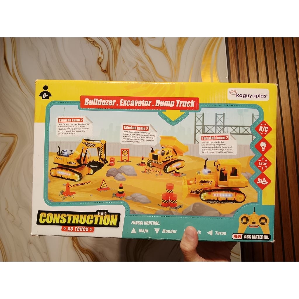 MAINAN EXCAVATOR KAGUYAPLAS