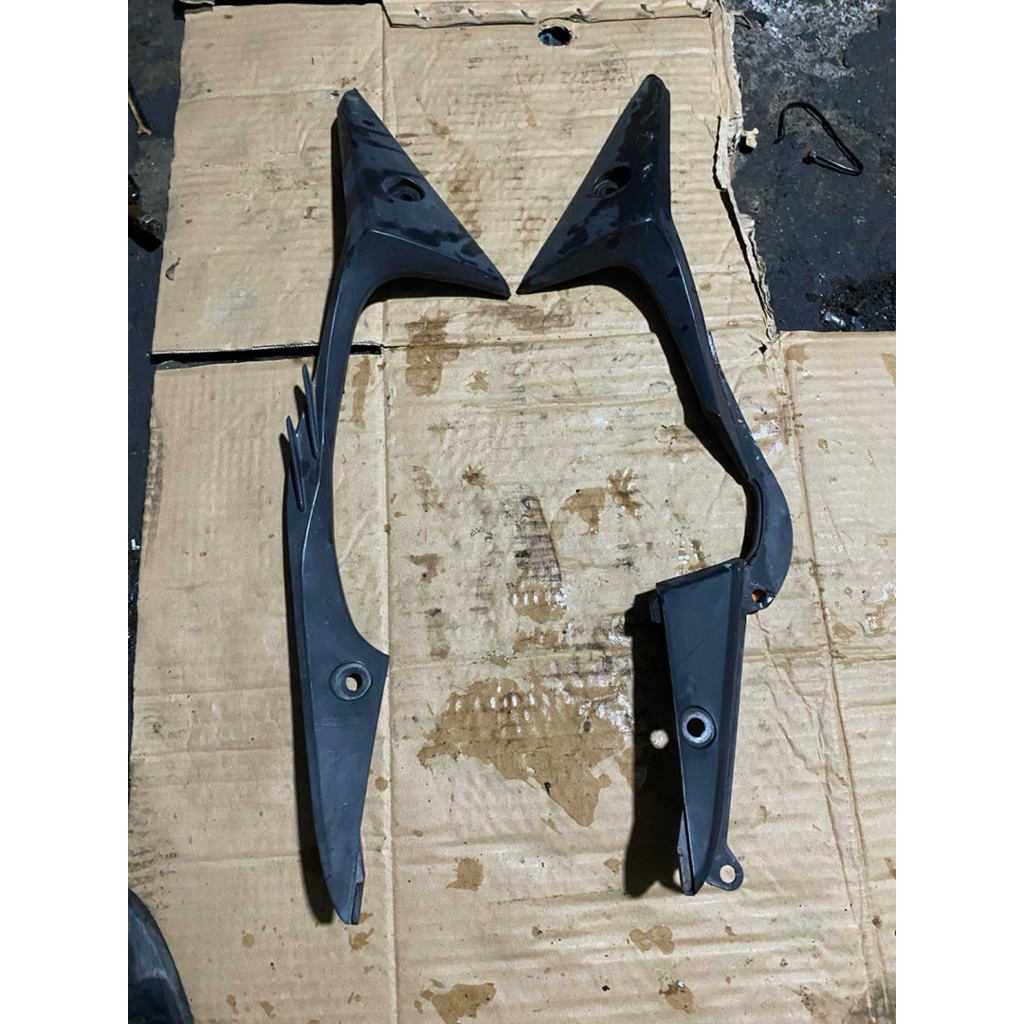Cover box aki accu sambungan body belakang blade new 110 blade repsol original copotan motor
