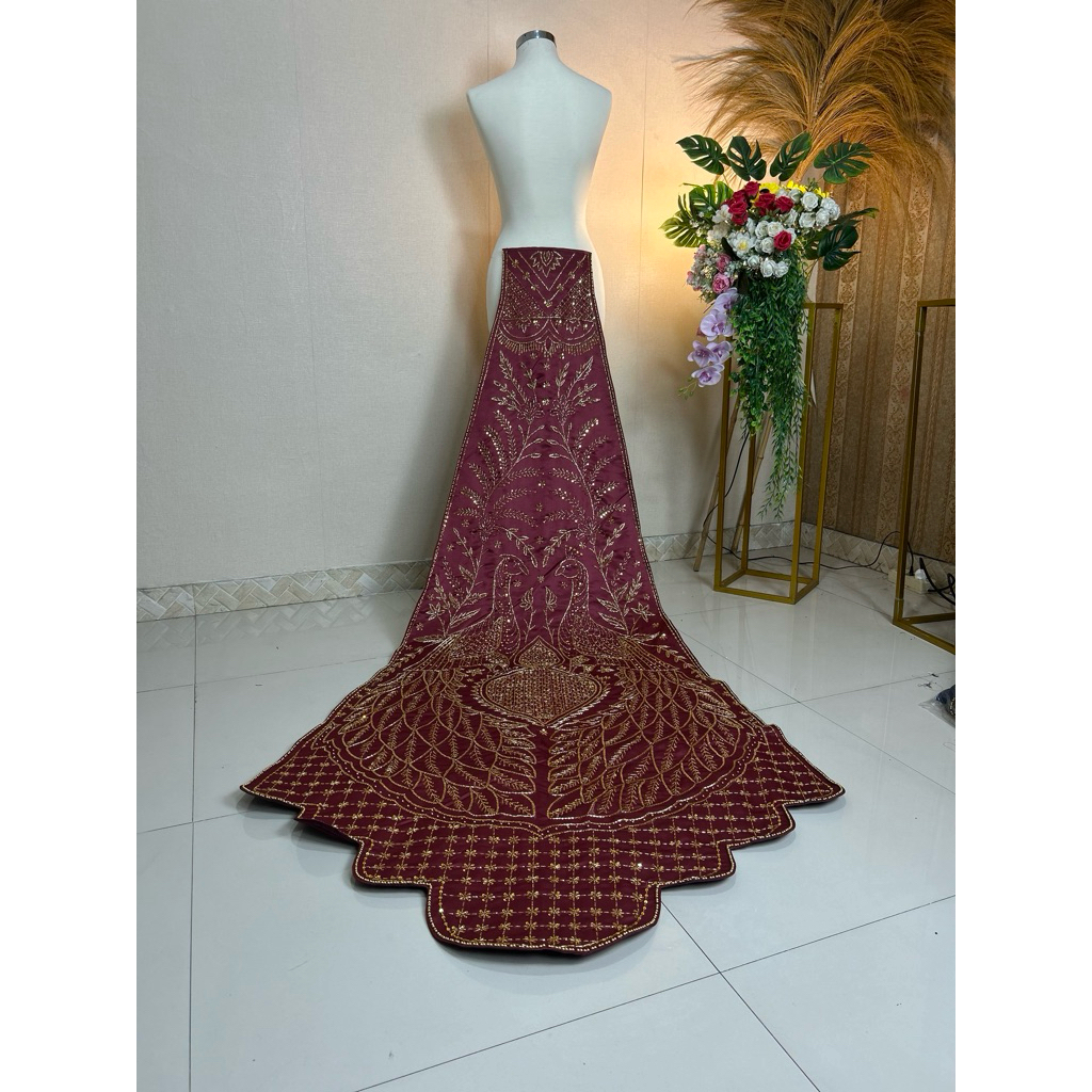 Ekor Cheongsam / Ekor pengatin warna maroon motif Merak