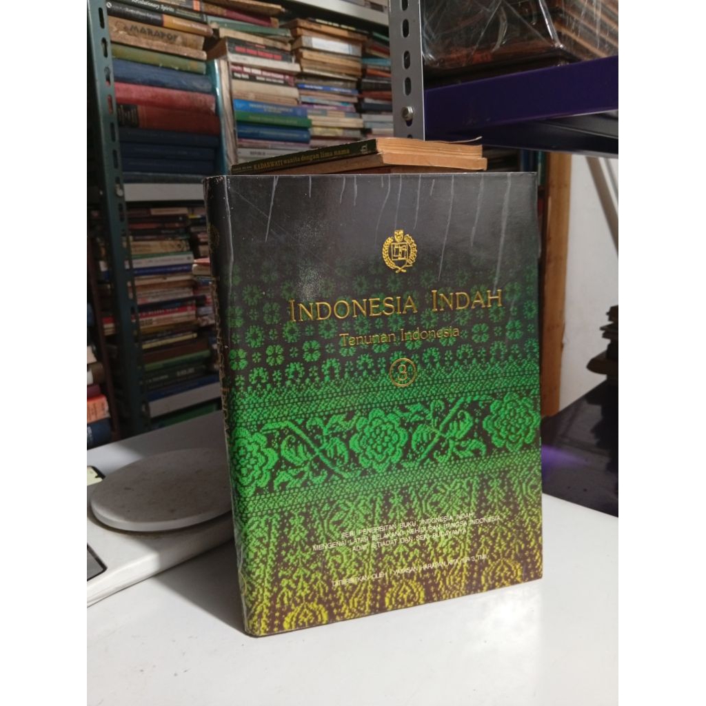 tenunan Indonesia dari seri buku Indonesia indah