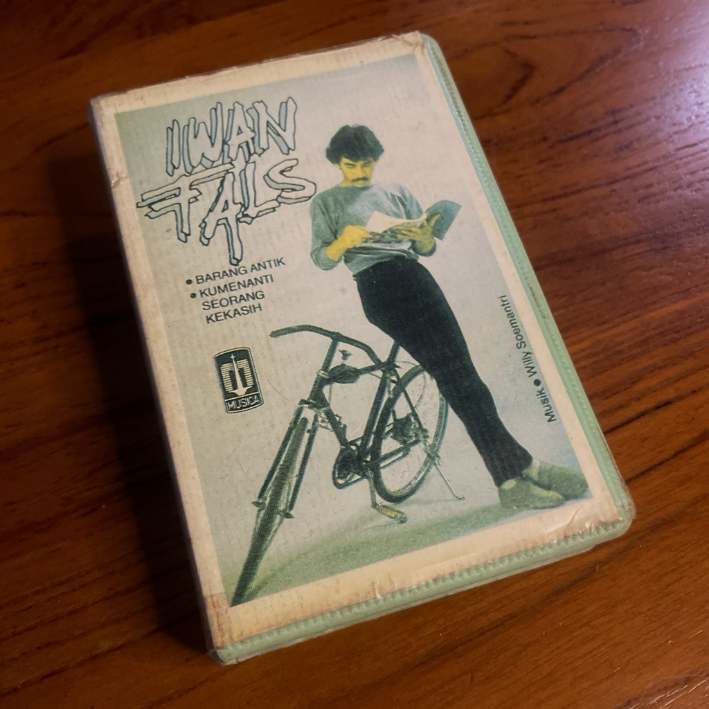 kaset pita iwan fals barang antik (box edition)