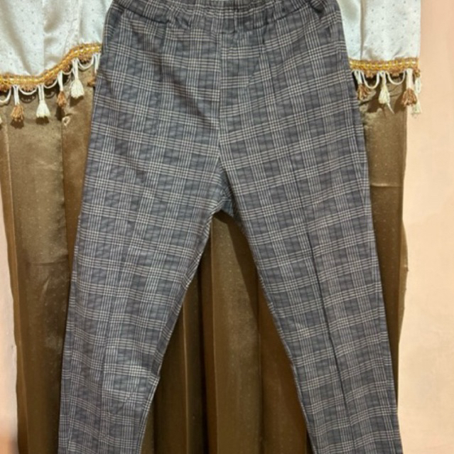 Celana wanita motif kotak-kotak