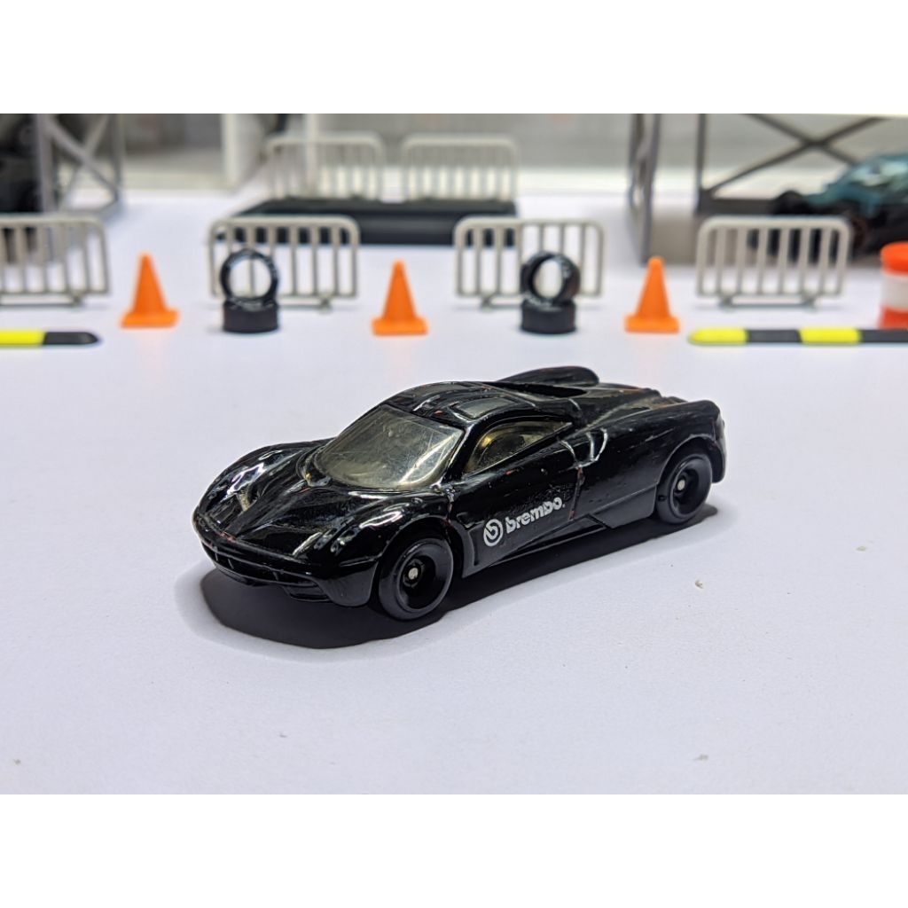 Hotwheels Loose Pagani Huayra (dent + unrivet)