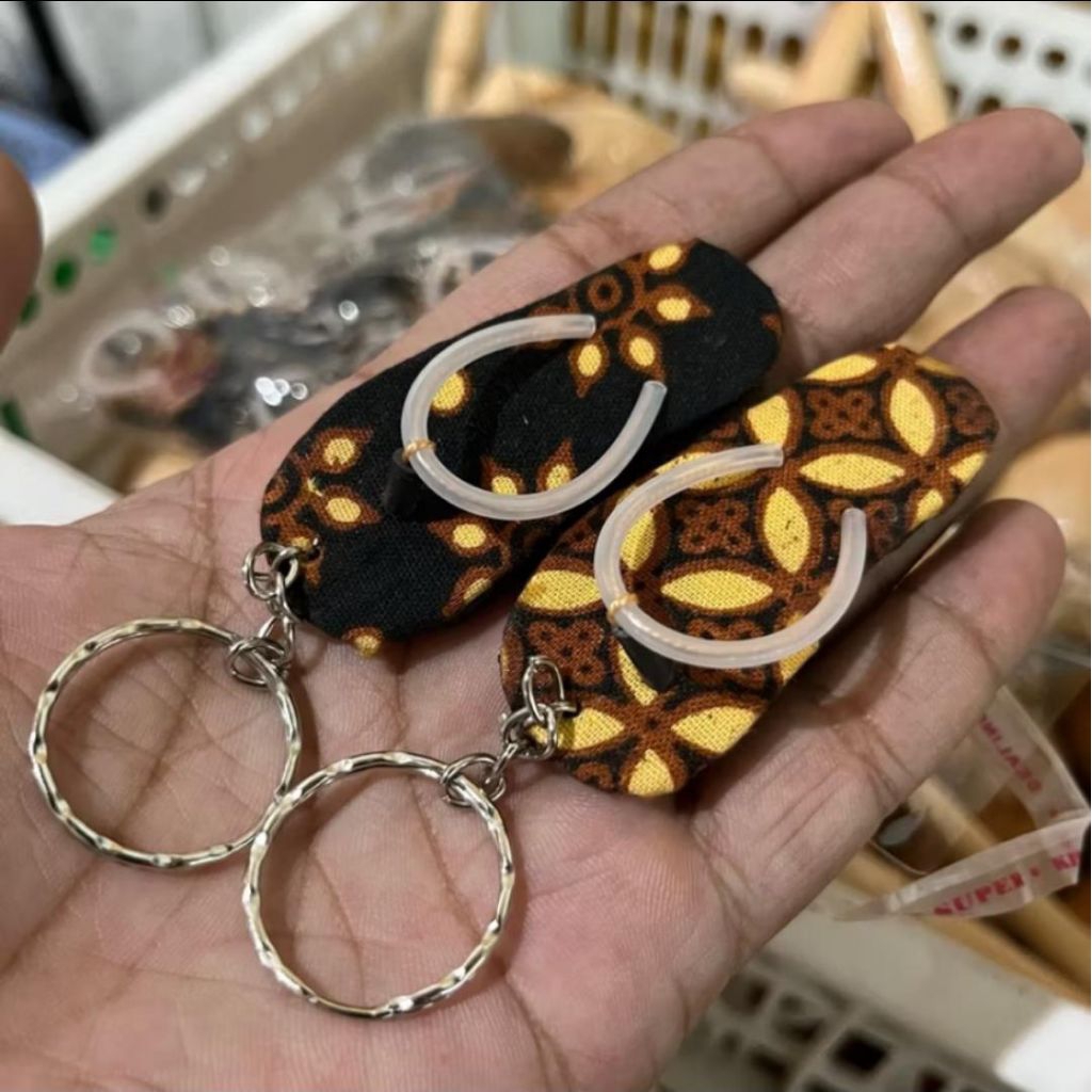 Grosir Gantungan Kunci Bentuk Sandal 1 Lusin 12 Pcs