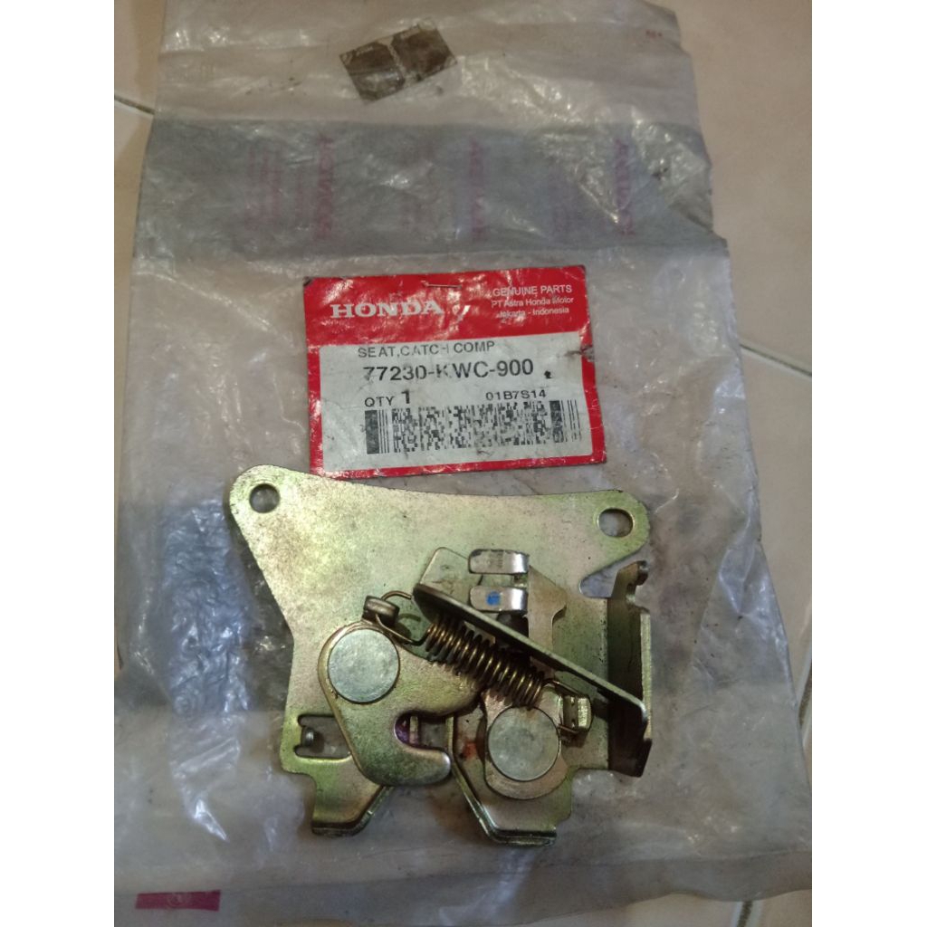 kuncian jok honda cs one cs 1 cs1 original engsel jok honda cs one cs1 original 77230 KWC 900