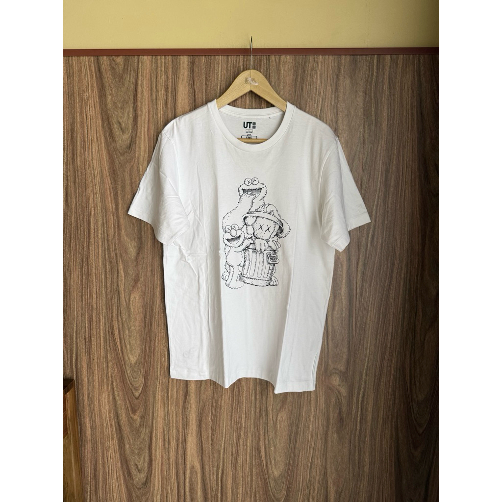 Baju Kaos Uniqlo Collab Kaws Sesame Street Lagi Second