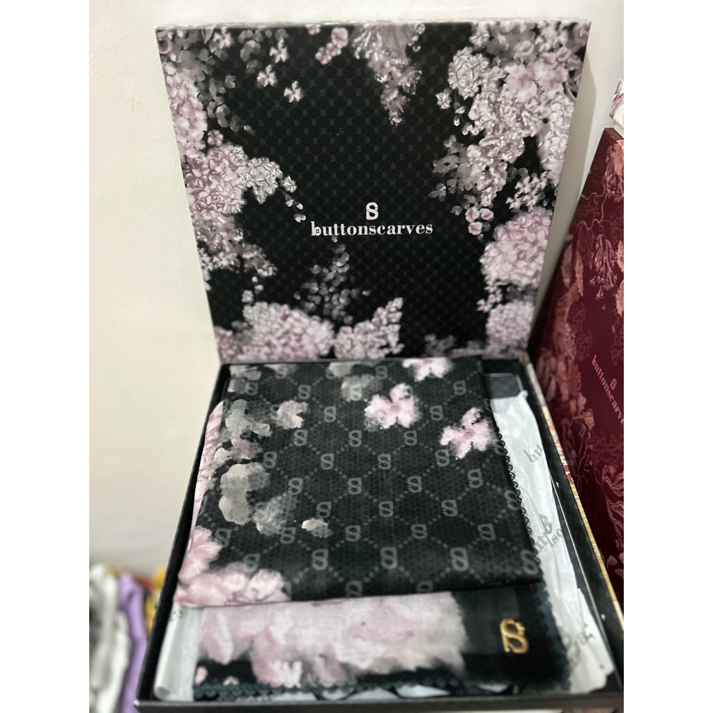 buttonscarves hydrangea black