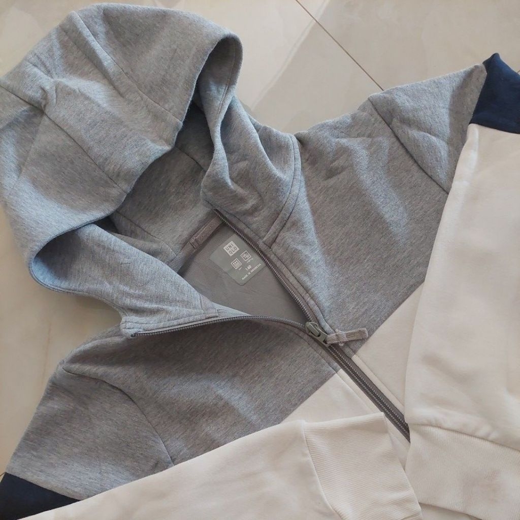 JAKET UNIQLO UNI ANAK HOODIE SWEATER BRAND ORIGINAL STORE LIKE NEW