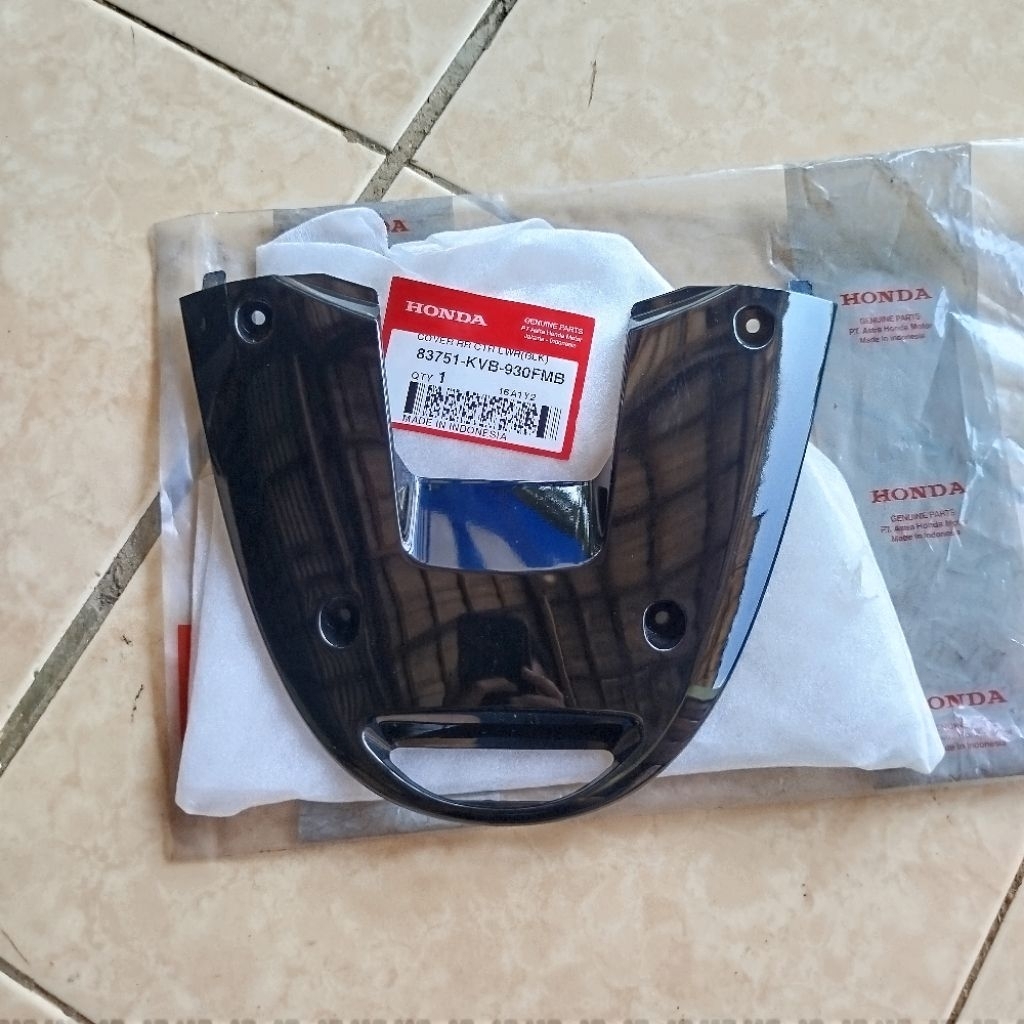 Sambungan Body Belakang Bawah Vario 110 Karbu Vario 110 Lama Hitam Original AHM 83751-KVB-930FMB