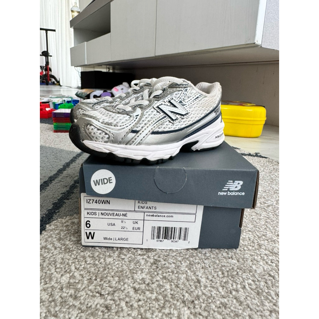 Sepatu anak 2nd original New Balance IZ740WN size 6 / 12,5cm