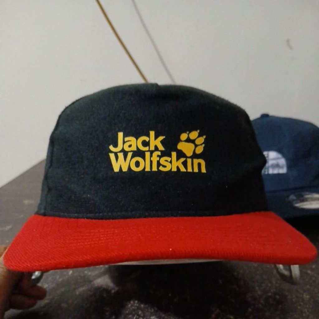 Topi snapback bahan wool katun polyester warna hitam merah logo sablon Jack Wolfskin ZZIKER second O