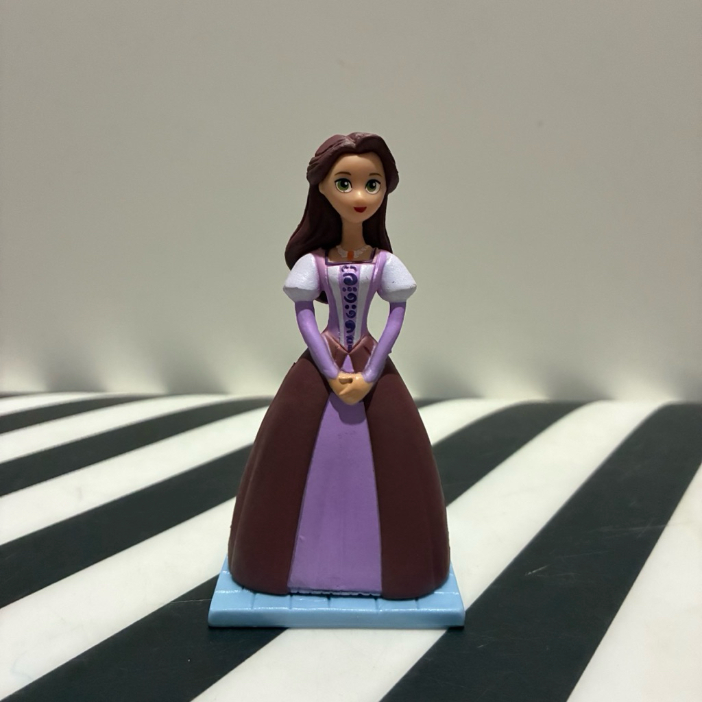 Jakks Pacific figurine of Queen Arianna and rapunzel dad from Disney tangled Rapunzel