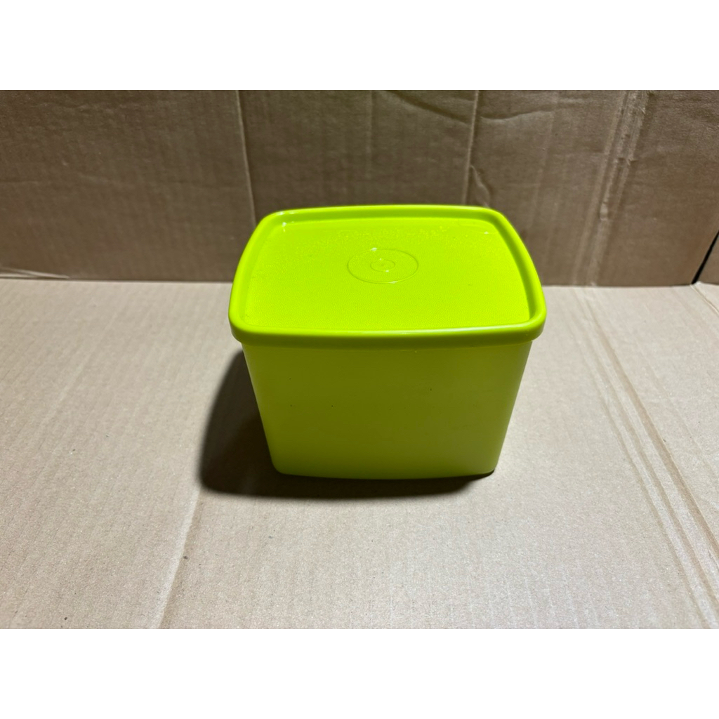 medium square round tupperware