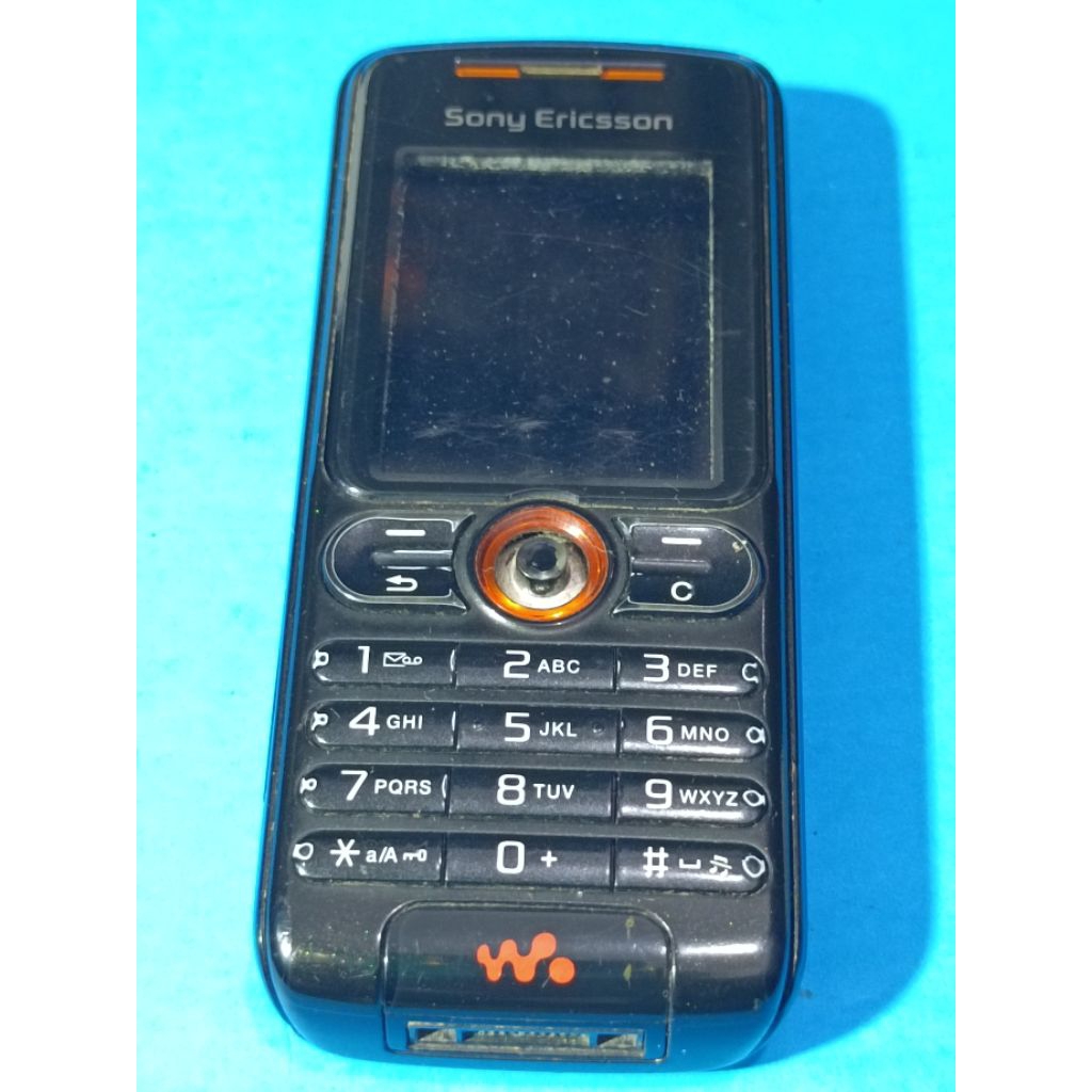 hp jadul Sony Ericsson W200i kondisi tidak nyala baterai ada pisik mulus