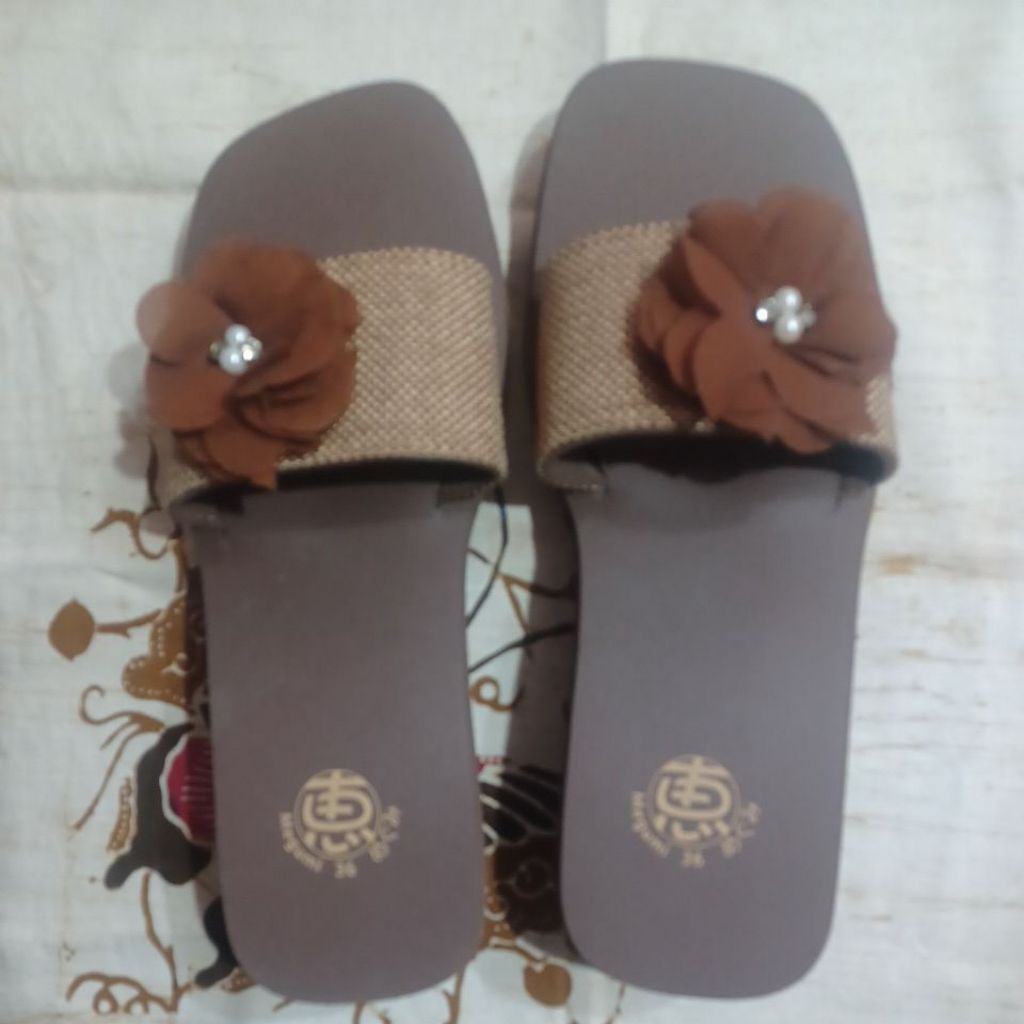 sandal Megumi