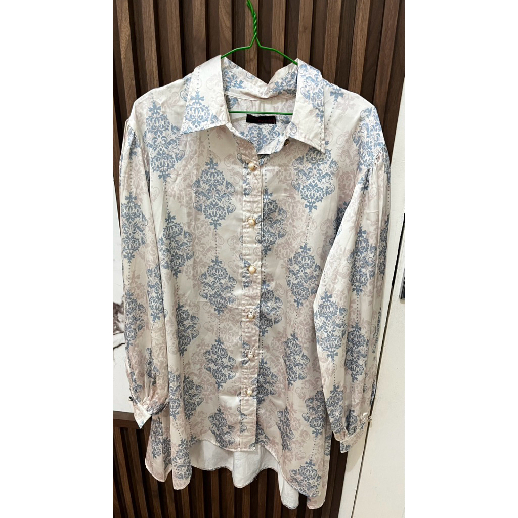 Preloved blouse silk motif
