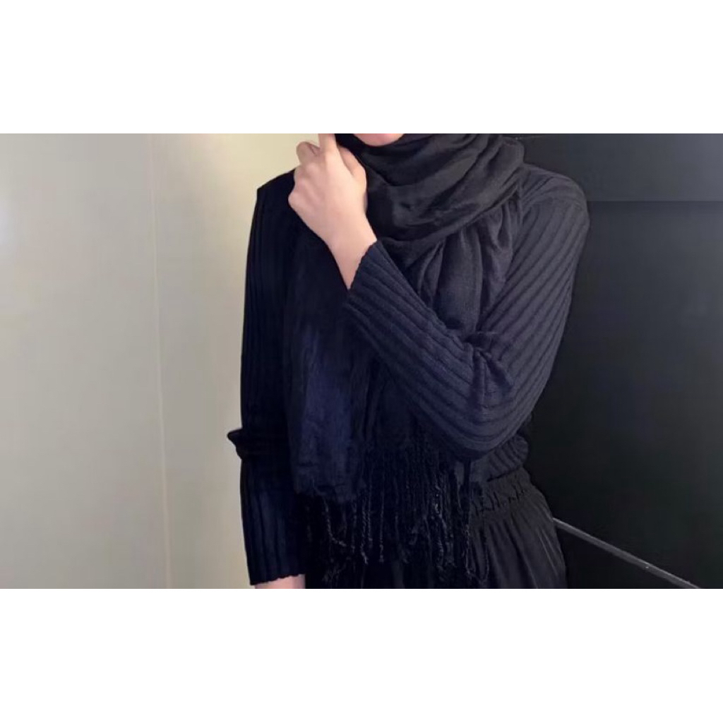 PRELOVED TURTLENECK RAJUT HITAM SALWALIYA