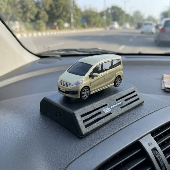 (Nissan Serena C24) Skala 1 : 45 Resin Crystal 13x8cm Pajangan Interior Miniatur Mobil