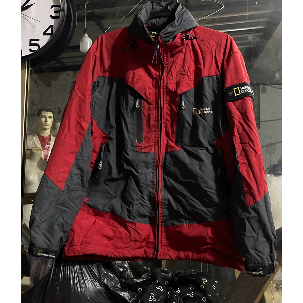 jaket natgeo outdoor 2layer warna kombinasi merah abu tua patch 11,5cm original