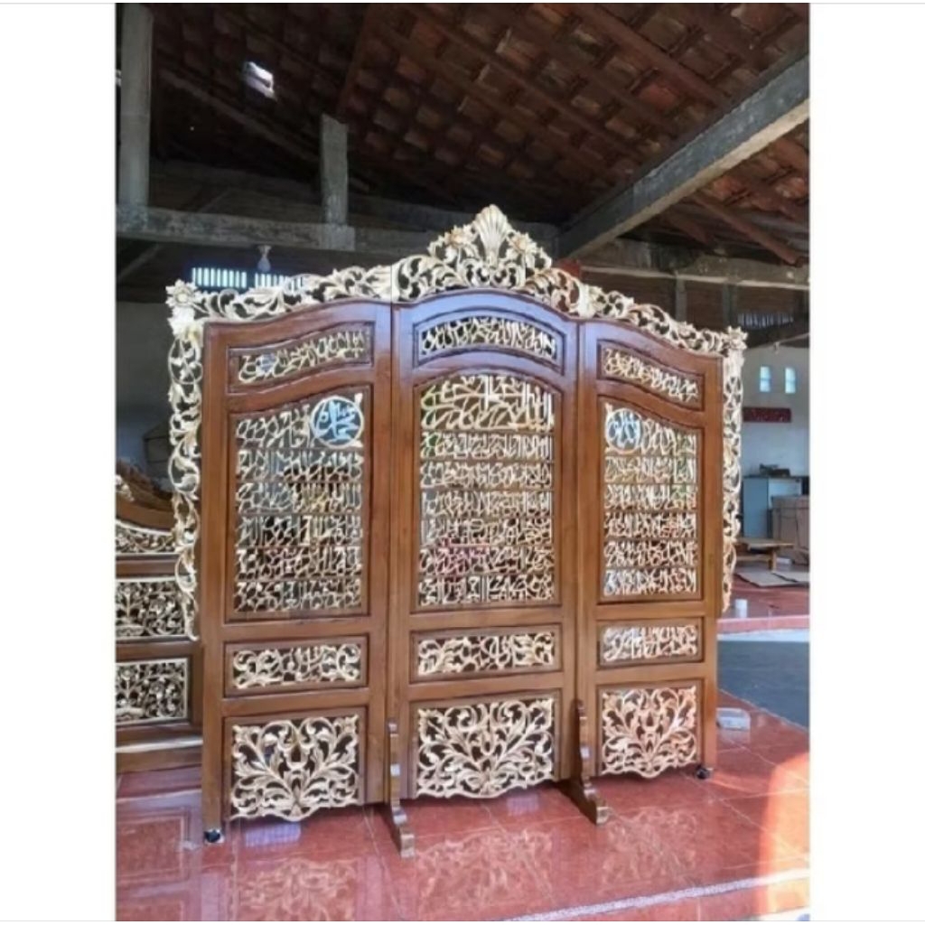 PENYEKAT RUANGAN KAYU JATI UKIRAN