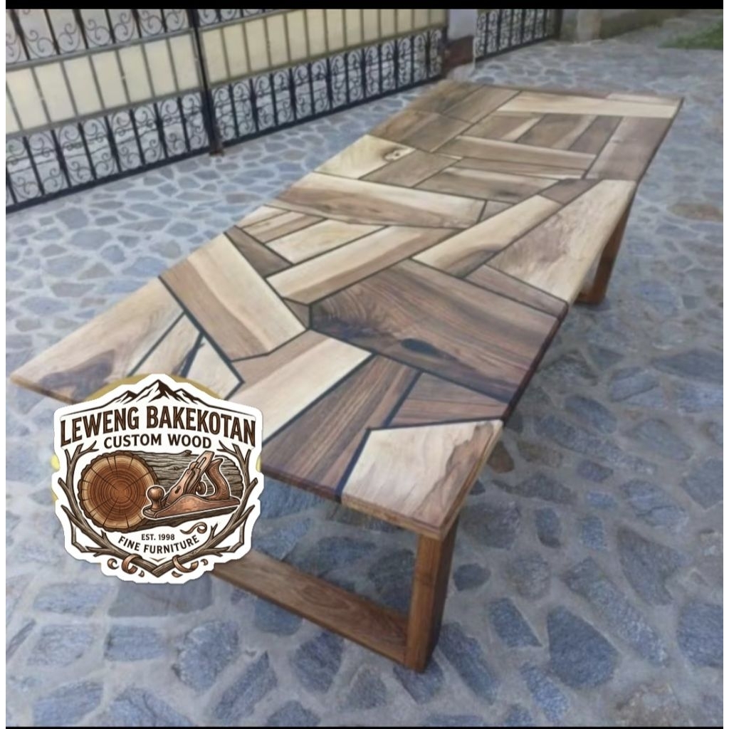 Meja Makan Resin Kayu Jati Kombinasi Besi