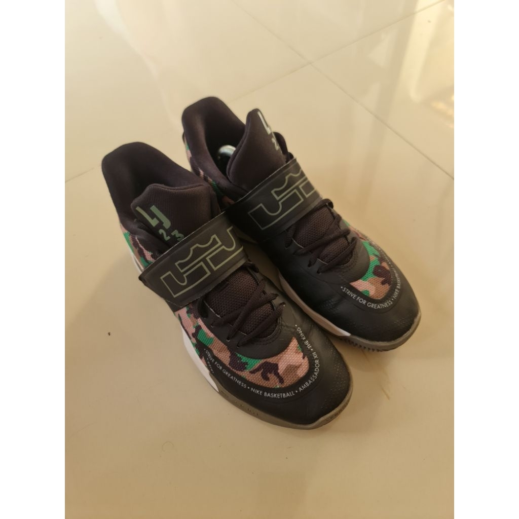 129. Sepatu Pria Nike Le Bron Ambassador  12
Mantan / Bekas / Second

Size : 43
insole : 27.5

Made 
