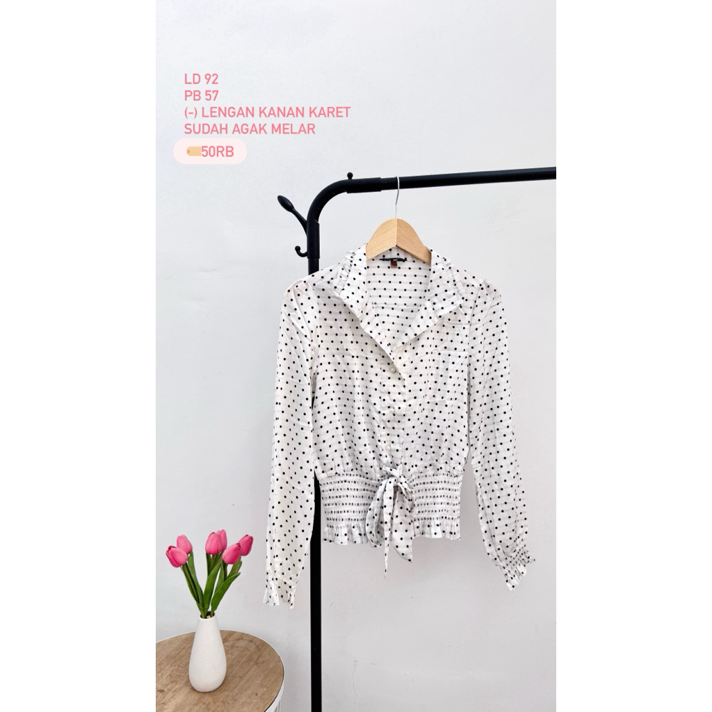blouse putih motif polkadot