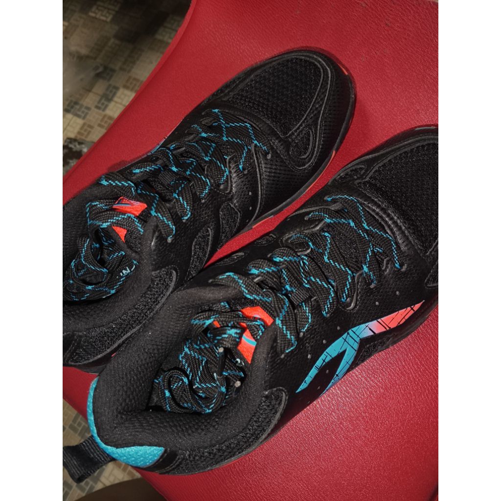 SEPATU BADMINTON || HUNDRED