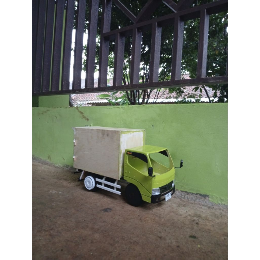 miniatur truk skala plastik engkel hino dutro
