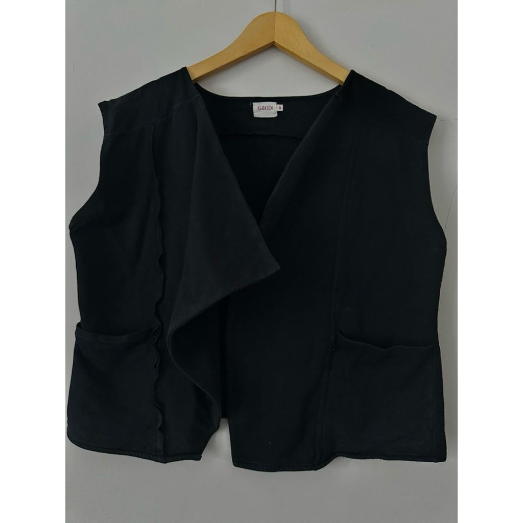 Vest Hitam Gaudi/Rompi Hitam Gaudi/Atasan Vest/Atasan Rompi/Gaudi Vest/Gaudi Rompi