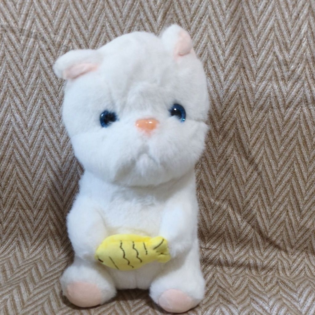 boneka kucing putih