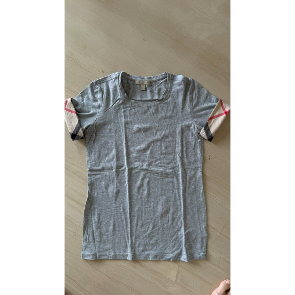 preloved 2 in 1 model t-shirt wanita BURBERRY size dan details di foto ini WOMAN kaos ORI original y