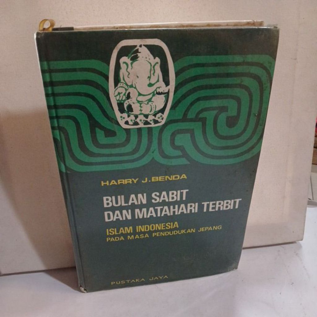 Buku BULAN SABIT DAN MATAHARI TERBIT: ISLAM INDONESIA PADA MASA PENDUDUKAN JEPANG