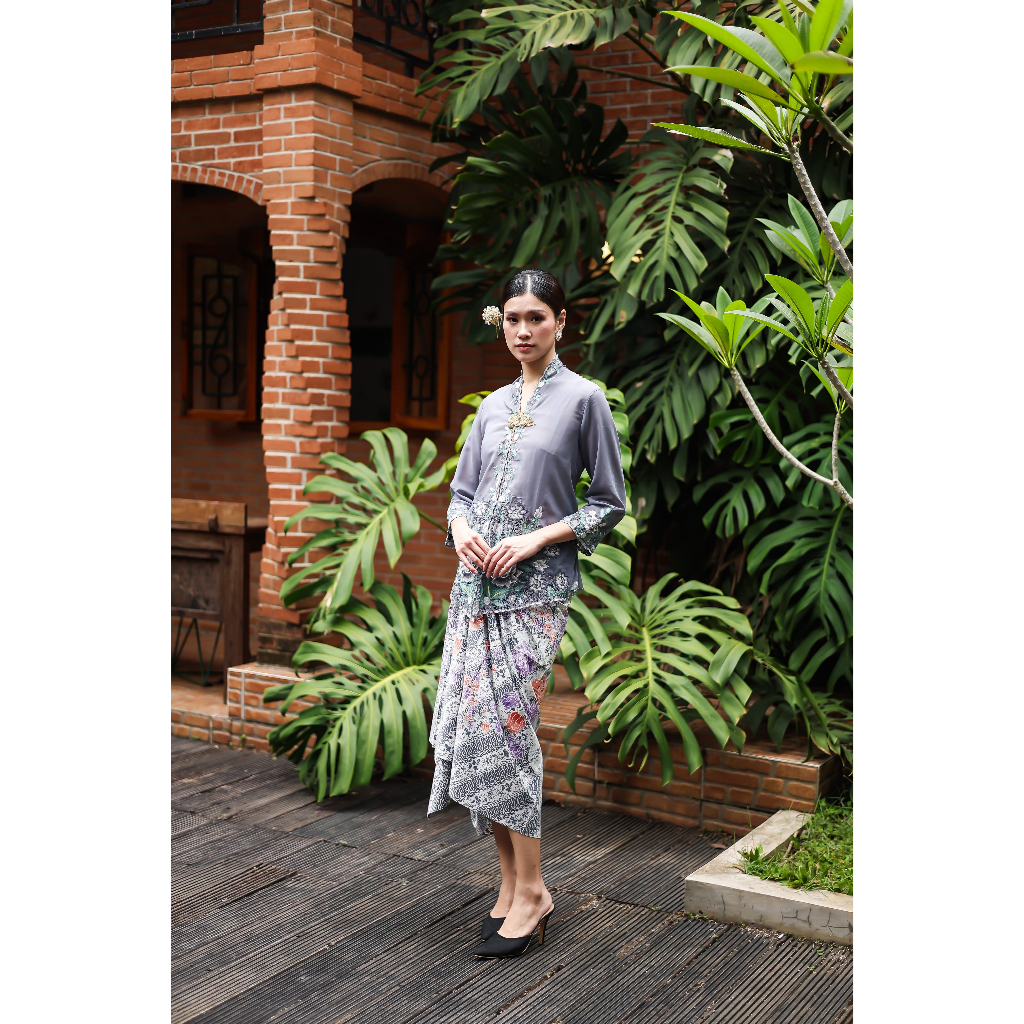Kebaya Encim Pendek Motif Mawar Warna Abu - Vinona