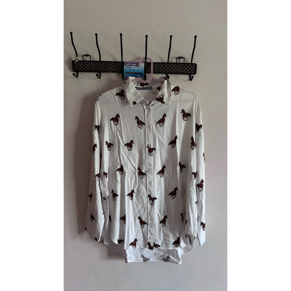 Kemeja Putih Motif Kuda