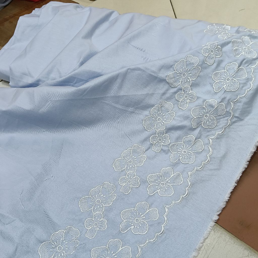 KAIN KATUN KOTAK BORDIR MOTIF BUNGA PINGGIR WARNA DASAR BIRU MUDA