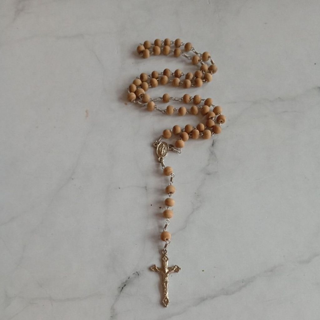 rosario dari kupang bahan kayu cendana