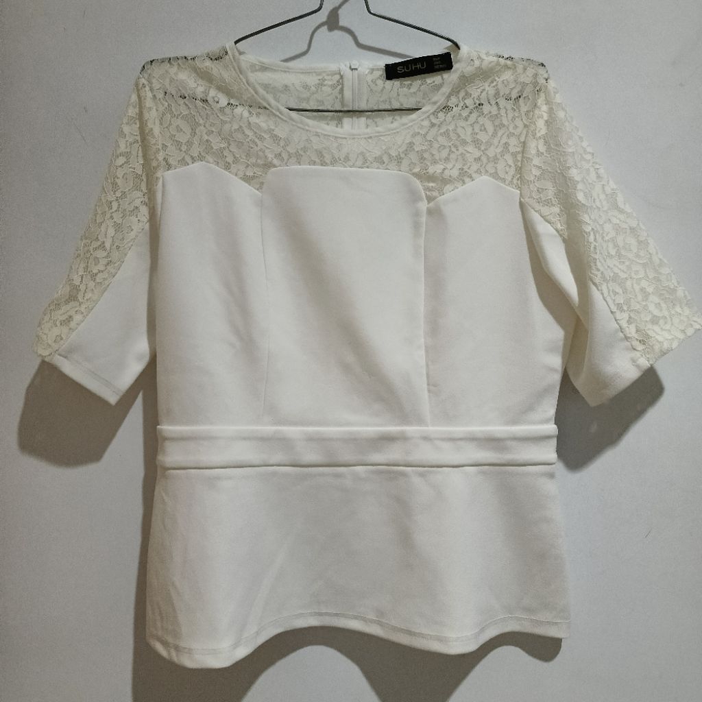 atasan blouse wanita putih formal
