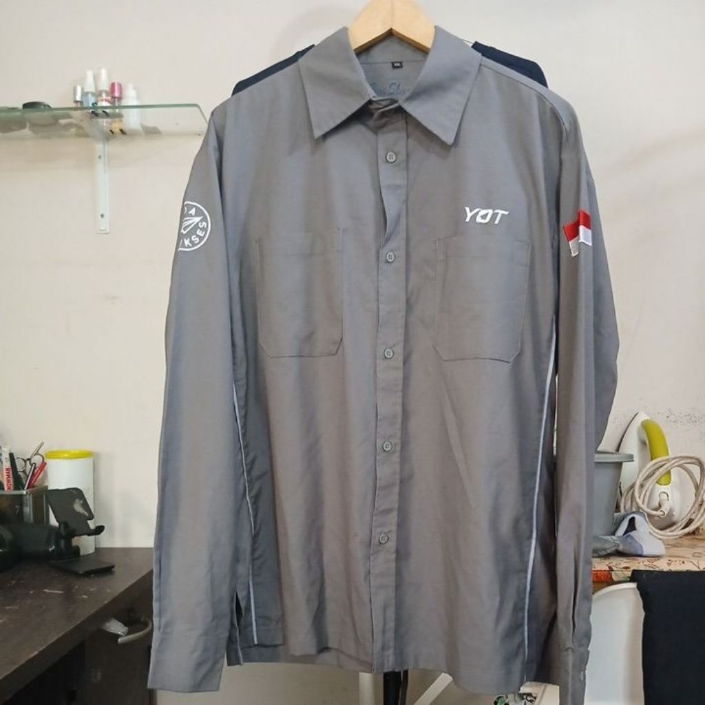 Kemeja katun tebal berat lengan panjang warna abu tua BEN SHERMAN second size XXL LD 128cm pjg 75cm 