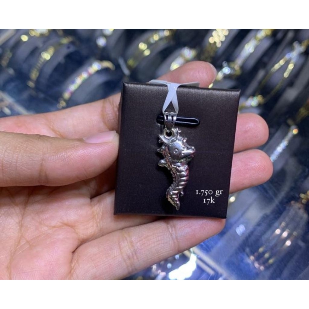 Liontin emas 75 kuda laut putih
