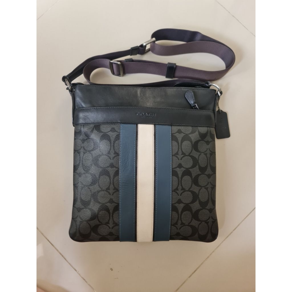 140. Tas Sling Bag Pria Coach Black Blue White
Mantan / Bekas / Second

Size : 27cm x 1cm × 29cm

Ku