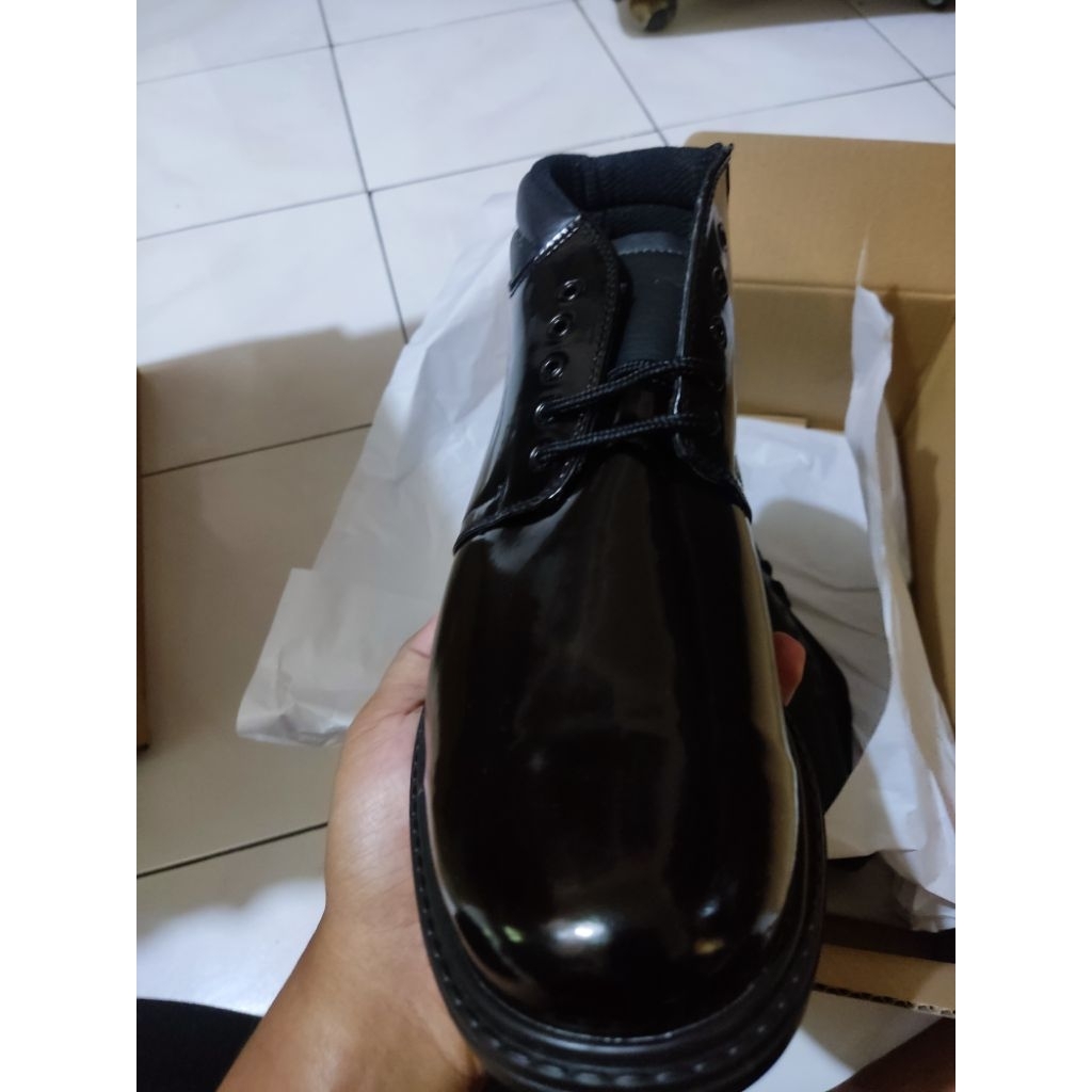 Sepatu PDH mengkilap Pembagian Polri