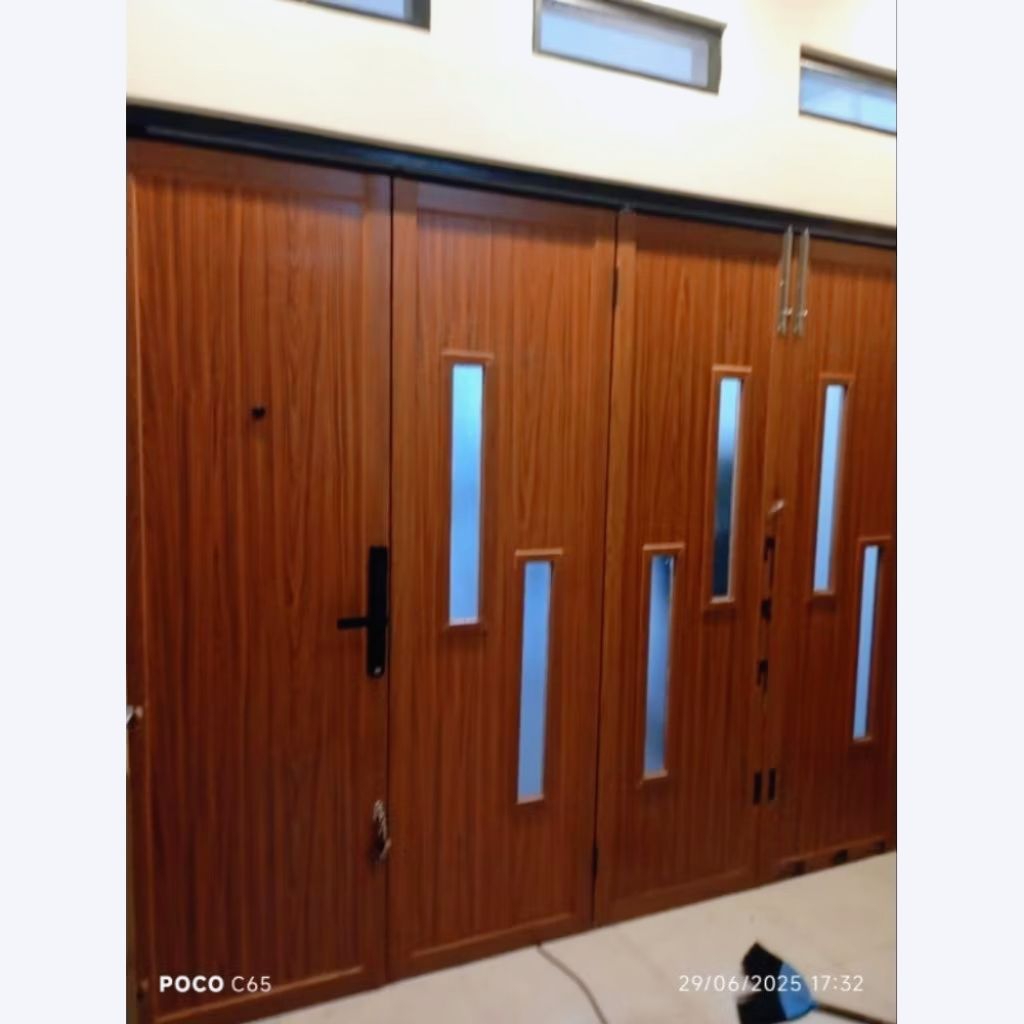 pintu lipat aluminium urat kayu daun ACP