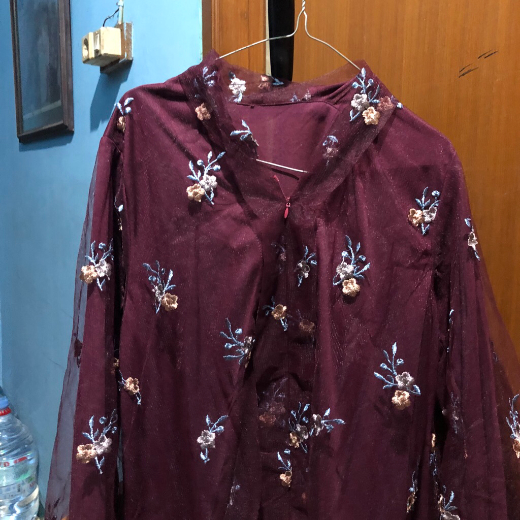 baju kondangan merah maroon