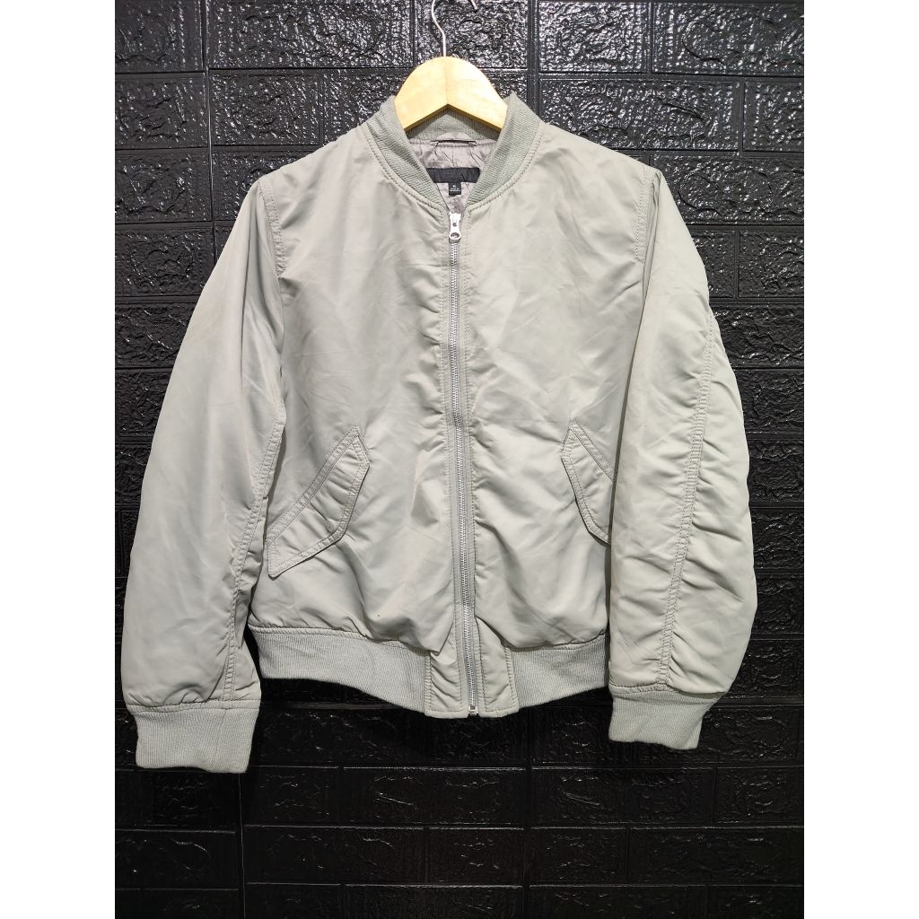 Bomber wanita  Uniqlo tag hitam